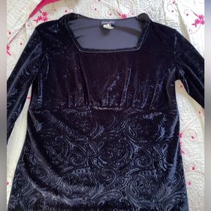 2000s Black shirt with design and flared sleeves